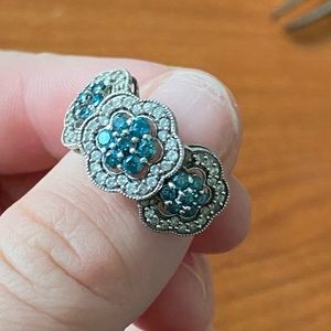 Blue and white REAL natural diamond flower ring!! Size 6.5. Vintage, from 1960’s